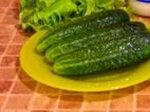 Легкий салат с огурцами и зеленым горошком