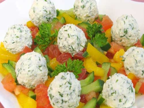Овощной салат с шариками из феты и маслин
