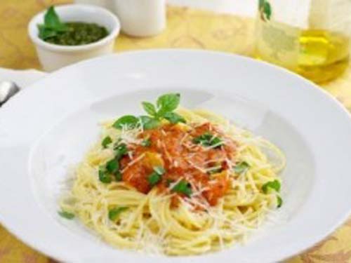 Спагетти с помидорами и базиликом