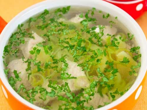 Суп с индейкой, картофелем и луком пореем